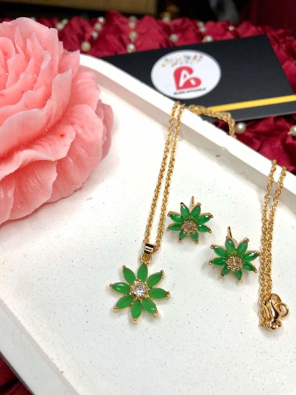 Flower pendant set green