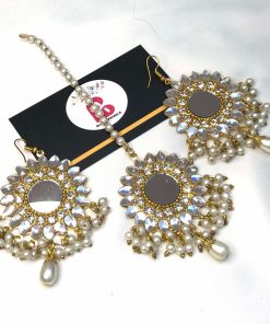 Kundan golden earrings and bindya