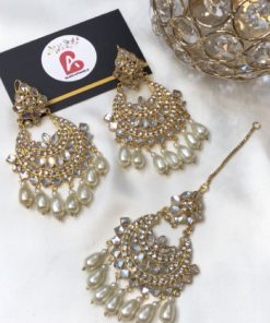 Kundan earrings and bindya pearl