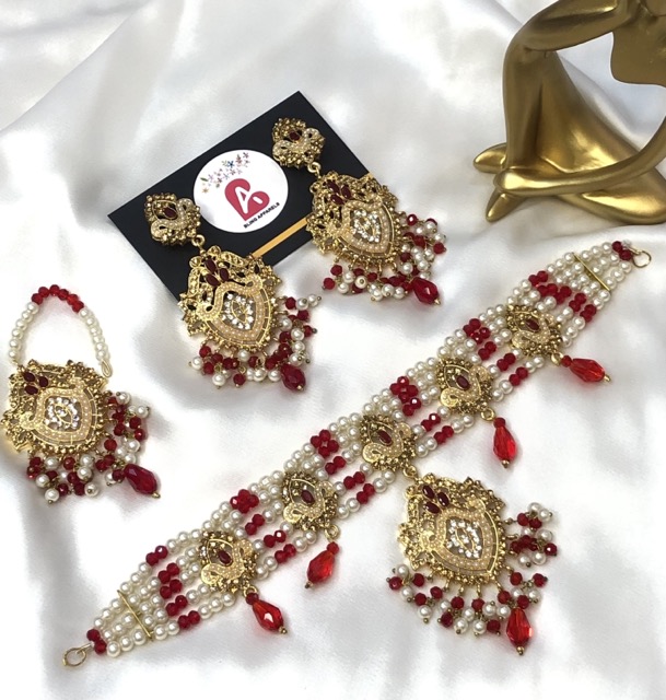 Embellished choker set red