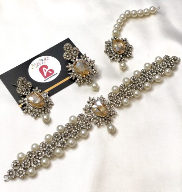 Embellished set champagne