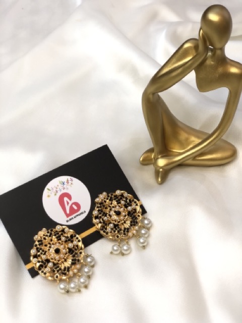 Nauratan studs black