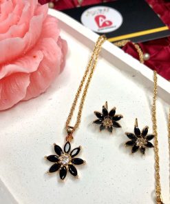 Flower pendant set black